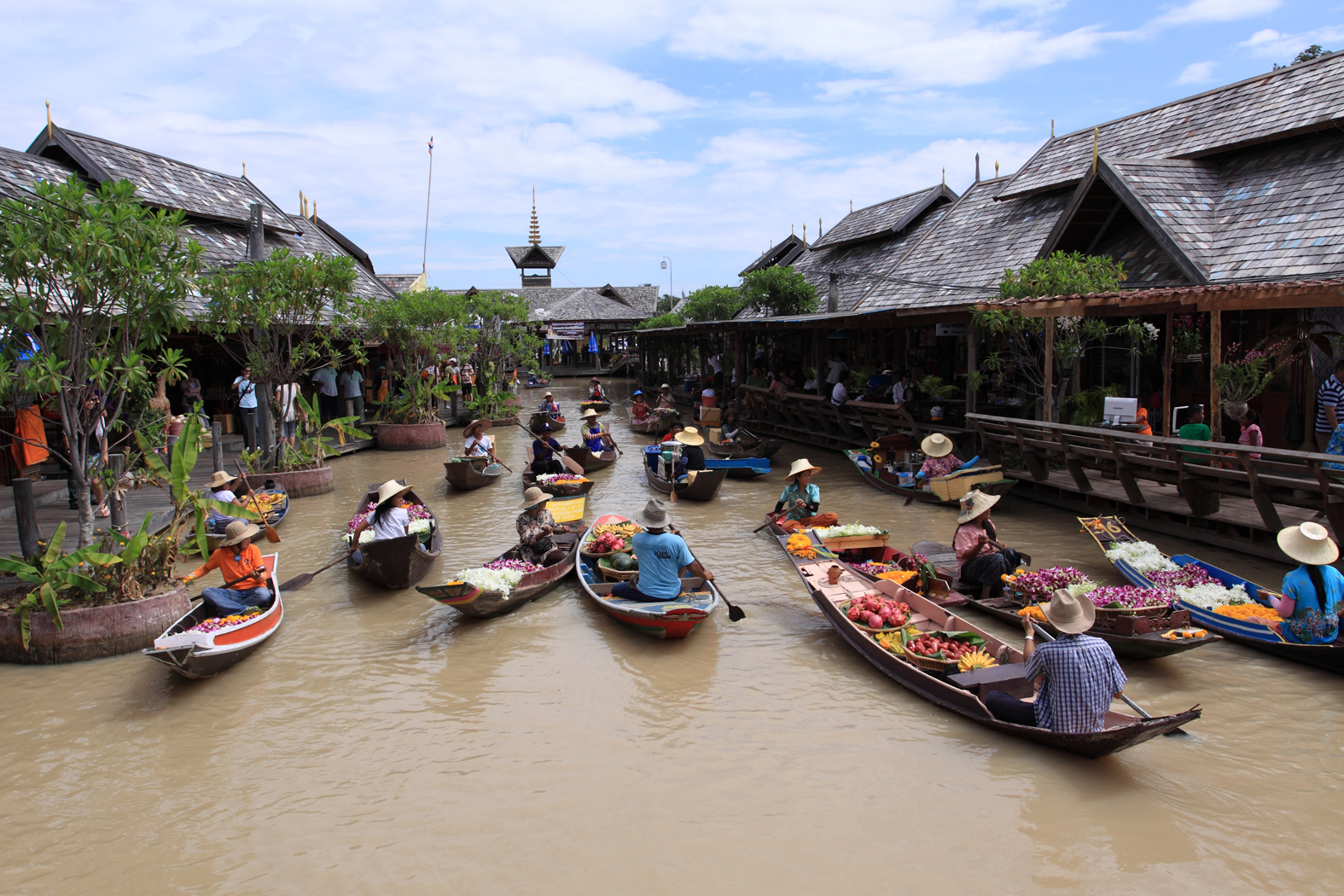 Вода в бангкоке. Плавучий рынок в Паттайе. Плавучий рынок Паттайя Джомтьен. Плавучий рынок в Паттайе 2023. Тайланд Бангкок плавучий рынок.